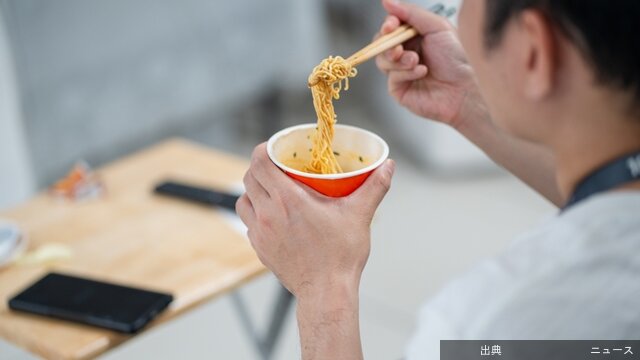 [衝撃]同僚は「お金がない」と言いながらランチは“カップ麺・菓子パン”です。正直「自炊すれば安い」と思いますが、...が話題に