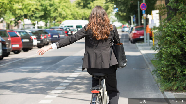 [話題]4月から自転車の「ハンドサインが義務化」と聞きました。習ったこともないですし“片手運転”で危ないですよね？...←これ