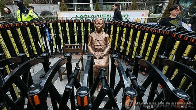 [緋急]ソウル・日本大使館付近にある慰安婦象徴の少女像バリケードを一時撤去へ…少女像」を巡り、像の周囲に設置されて...←これ