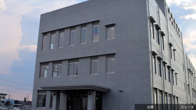 [悲報]犬の散歩中の女性、車と接触して重傷
