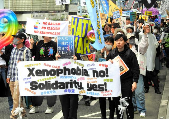 [悲報]「外国人に暴力的」「将来に不安」排外主義にノー大阪でデモ外国人が在留期間を延長する際の手数料の大幅な値上...が話題に