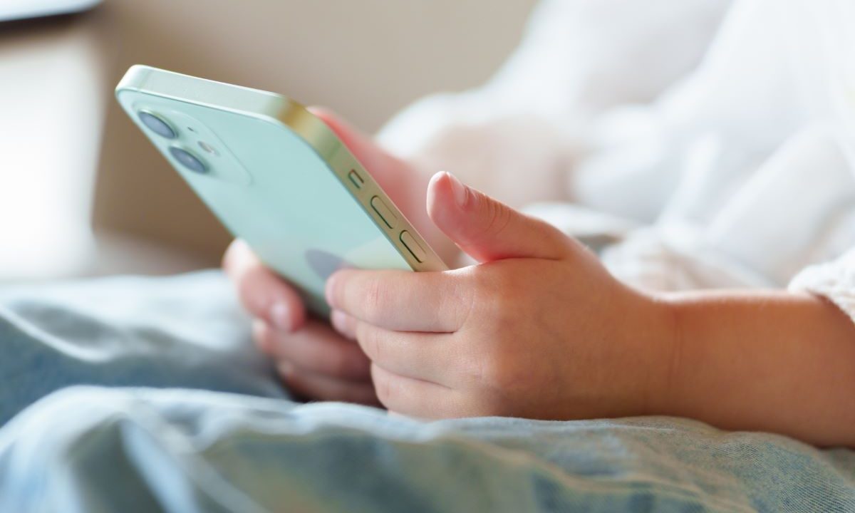 【社会】子どものスマホ所持率、貧困層と富裕層の世帯で高い傾向　使い方教えず与えれば「依存・犯罪被害」の恐れ