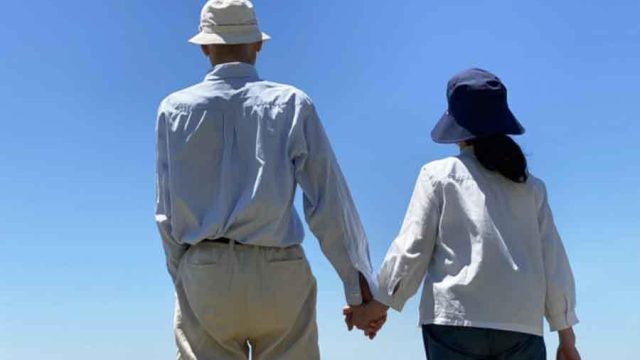 【感動】認知症の夫を支える61歳妻、スーパー駐車場で金髪カップルとすれ違い…若者のひと言「愛し合ってるよ」に涙